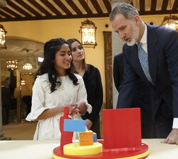 El Rey observa el trabajo de la niña Ariadna Molina Santiváñez, de 5º de Primaria del Colegio Vilavella de Valencia (Edición 41)