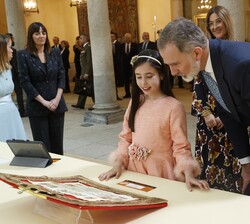Su Majestad el Rey observa el trabajo de la niña Helena Maeso Balaguer, de 3º de Primaria del Colegio Torrenova de Betxí (Castellón) (Edición 42) 