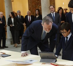 Don Felipe observa el trabajo del niño Borja Sola Coca, del C.E.E. María Corredentora de Madrid (Edición 41)