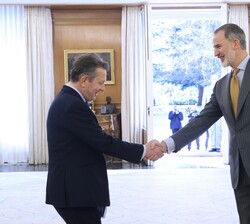 El Rey recibe el saludo del presidente de la ‘World Jurist Association’, Javier Cremades