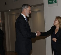 Don Felipe recibe el saludo de la presidenta de la Corporación Radiotelevisión Española (RTVE), Elena Sánchez Caballero