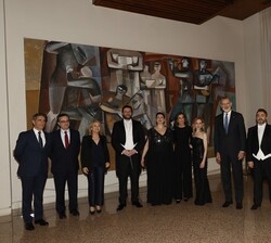 Fotografía de grupo de Sus Majestades los Reyes acompañados de una representación de la Orquesta Sinfónica, Coro de RTVE y solistas