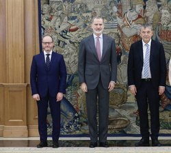 El Rey acompañado por el comisionado general de la UNRWA, Philippe Lazzarini; el secretario de Estado de Asuntos Exteriores y Globales, Diego Martínez