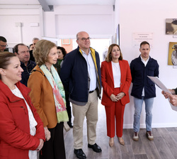 Su Majestad la Reina Doña Sofía durante la explicación del funcionamiento del centro a cargo del director de Medio Ambiente del Cabildo de Tenerife, P