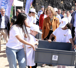 Su Majestad la Reina Doña Sofía acompaña a los jóvenes que realizan la suelta de tortugas