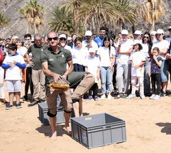 Su Majestad la Reina Doña Sofía observa la suelta de tortugas por los voluntarios