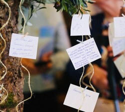 Árbol con los mensajes de recuerdo depositados por las víctimas del terrorismo