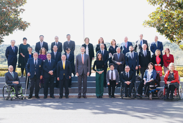 Fotografía de grupo de Sus Majestades los Reyes con una delegación del Comité Español de Representantes de Personas con Discapacidad (CERMI)