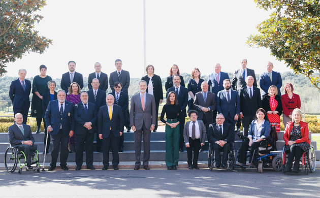 Fotografía de grupo de Sus Majestades los Reyes con una delegación del Comité Español de Representantes de Personas con Discapacidad (CERMI)