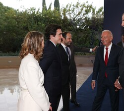 Don Felipe con el presidente de Mango y premiado, Isak Andic, sus familiares y el equipo directivo