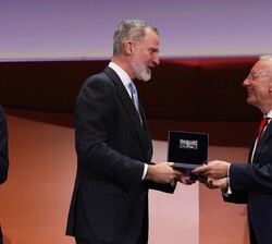 Su Majestad el Rey entrega el Premio Reino de España a la Trayectoria Empresarial a Isak Andic