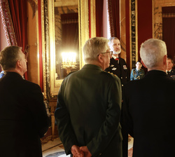 Su Majestad el Rey durante la audiencia a un grupo de oficiales pertenecientes a promociones que conmemoran su cuadragésimo aniversario de egreso de l