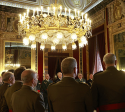 Su Majestad el Rey durante la audiencia a un grupo de oficiales pertenecientes a promociones que conmemoran su cuadragésimo aniversario de egreso de l
