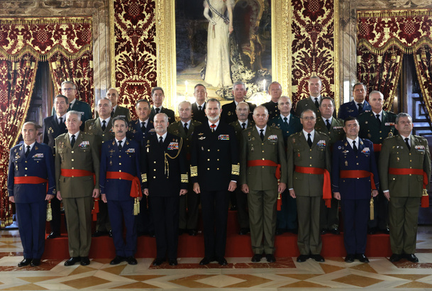 Fotografía de grupo de Su Majestad el Rey con un grupo de oficiales pertenecientes a promociones que conmemoran su cuadragésimo aniversario de egreso 