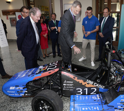 Su Majestad el Rey observa el proyecto de coche sostenible de F1 - Fórmula GADES de la Universidad de Cádiz