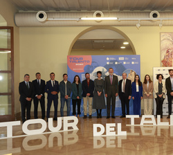 Fotografía de grupo de Su Majestad el Rey con las autoridades, los miembros del jurado y los candidatos al Premio Princesa de Girona “Social 202