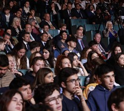 Su Majestad el Rey sentado entre los jóvenes asistentes, durante la proclamación del Premio Princesa de Girona “Social 2024”