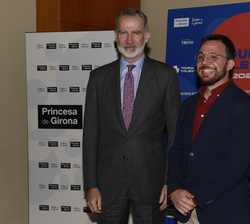 Su Majestad el Rey con el galardonado con el Premio Fundación Princesa de Girona 2024, en la categoría “Social”, Daniel Millor Vela, codir