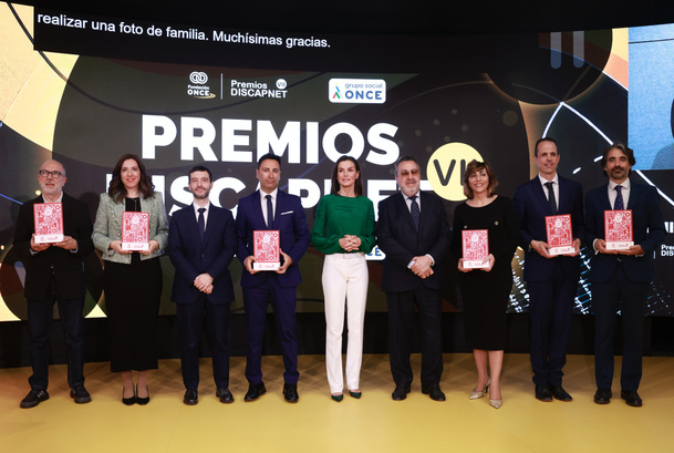 Fotografía de grupo de Su Majestad la Reina con los galardonados con los Premios Discapnet a las Tecnologías Accesibles, de la Fundación ONCE