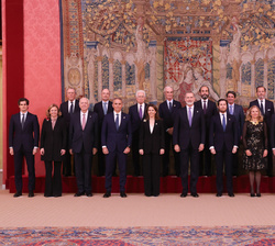 Fotografía de grupo de Su Majestad el Rey con los miembros del Consejo de la Diputación Permanente de la Grandeza de España y Títulos del Reino