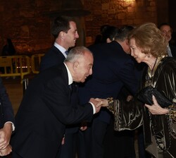 Su Majestad la Reina Doña Sofía recibe el saludo del presidente de las Fundaciones Projecte Home Balears, Bartomeu Català