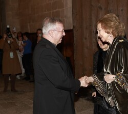 Su Majestad la Reina Doña Sofía recibe el saludo del obispo de Mallorca, Sebastiá Taltavull