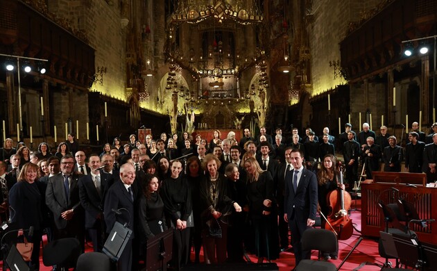 Su Majestad la Reina Doña Sofía junto a los miembros de la Coral Universitaria de las Islas Baleares y de la Orquesta Sinfónica de las Islas Baleares 