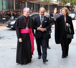 Su Majestad la Reina Doña Sofía a su llegada a la plaza de Fray Alonso de Santo Tomás, acompañada del alcalde de Málaga, el obispo de Málaga y el herm