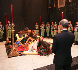 Su Majestad la Reina Doña Sofía frente al Santísimo Cristo de la Buena Muerte y Ánimas momentos antes de su traslado y entronización