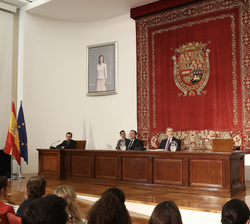 Su Majestad el Rey en la mesa presidencial durante la intervención del embajador-director de la Escuela Diplomática, Santiago Miralles 