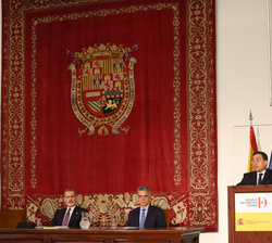 Su Majestad el Rey en la mesa presidencial durante la intervención del ministro de Asuntos Exteriores, Unión Europea y Cooperación, José Manuel Albares