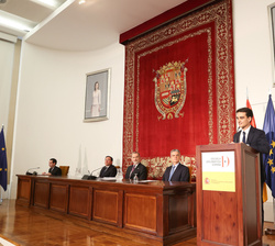 Su Majestad el Rey en la mesa presidencial durante la intervención del número uno de la promoción, Miguel Carricas