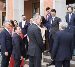 Su Majestad el Rey conversa con los nuevos Secretarios de Embajada de la LXXV promoción de la Carrera Diplomática