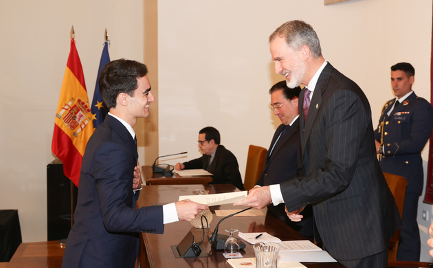 Su Majestad el Rey entrega el Despacho de Secretario de Embajada al número uno de la promoción, Miguel Carricas
