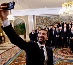 El capitán del Real Madrid, Sergio Llull, hace un selfie durante la audiencia del equipo de baloncesto del Real Madrid con Su Majestad el Rey 