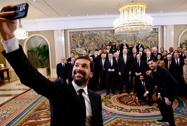El capitán del Real Madrid, Sergio Llull, hace un selfie durante la audiencia del equipo de baloncesto del Real Madrid con Su Majestad el Rey 