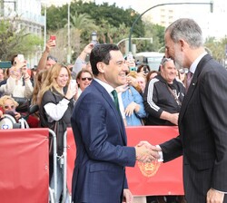 Su Majestad el Rey recibe el saludo del presidente de la Junta de Andalucía, Juan Manuel Moreno
