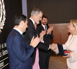 Doña Mercedes Mariño, Mirazo, pintora y escultora, recibe la medalla de oro al mérito en las Bellas Artes 2022