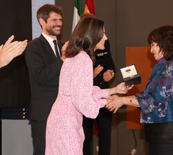 Doña Rosa Montero, escritora, recibe la medalla de oro al mérito en las Bellas Artes 2022