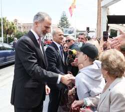 <Don Felipe recibe el cariño del público congregado en las inmediaciones del Palacio de Congresos de Cádiz