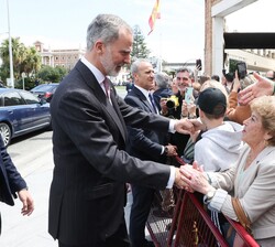 Su Majestad el Rey saluda a su salida del Palacio de Congresos de Cádiz al público presente en las inmediaciones