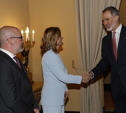 Sus Majestades los Reyes son recibidos por la ministra de Educación, Formación Profesional y Deportes y portavoz del Gobierno , María del Pilar Alegrí
