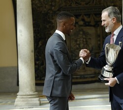 Su Majestad el Rey entrega el premio Rey Juan Carlos, al deportista revelación, masculino o femenino a Jordan Alejandro Díaz