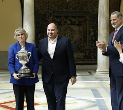 Sus Majestades los Reyes entregan el premio Reina Sofía, al juego limpio y la erradicación de la violencia a Paloma del Río y Antonio Pampliega