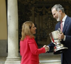 Su Majestad el Rey entrega el Premio Consejo Superior de Deportes, a la entidad local española que más haya destacado en el fomento del deporte, por o