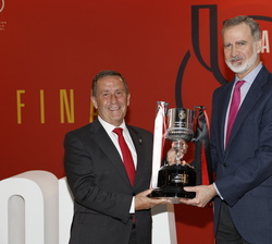 El presidente de la comisión gestora Federación Española de Fútbol hace entrega a Su Majestad el Rey de una réplica de la copa, durante el descanso del partido