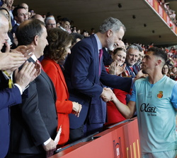 Su Majestad el Rey recibe el saludo del capitán del Real Club Deportivo Mallorca, Antonio Raíllo