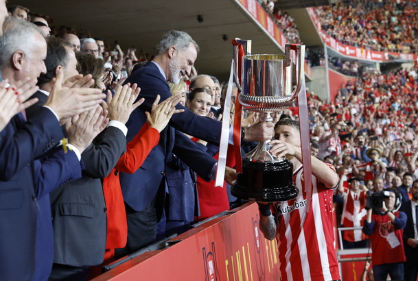 Don Felipe entrega la "Copa de Su Majestad el Rey" de Fútbol 2023/2024 al capitán del Athletic Club de Bilbao, Iker Muniain