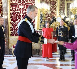 Su Majestad el Rey recibe en el Palacio Real de Madrid las Cartas Credenciales de la embajadora de la República del Ecuador, Sra. Wilma Piedad Andrade