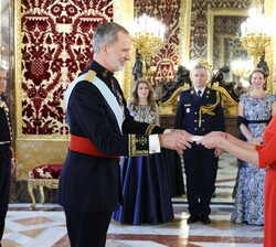 Su Majestad el Rey recibe en el Palacio Real de Madrid las Cartas Credenciales de la embajadora de la República de Serbia, Sra. Irena Sarac